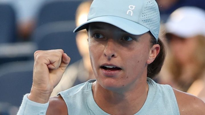 Swiatek into Cincinnati semis after Rybakina injury