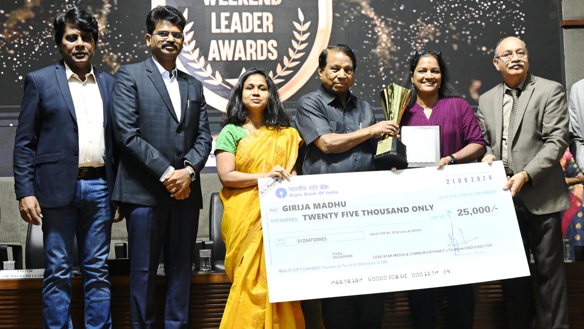VIT chancellor presents ‘Weekend Leader’ awards