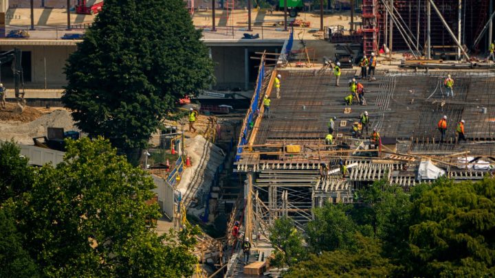 1.Supreme Court allows Trump's ballroom construction to proceed for now