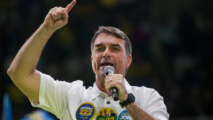 Flávio Bolsonaro e a profanação eleitoral da fé