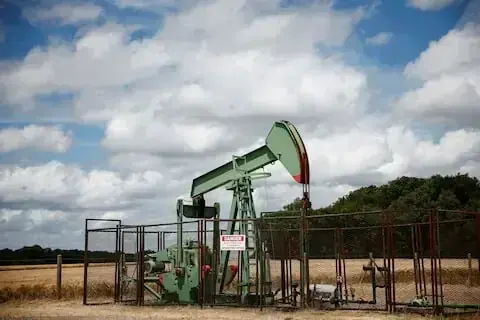 Oil prices settle near 4-week high