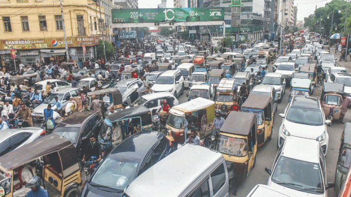 Roads blocked, traffic congested in Karachi’s PIDC area due to protest