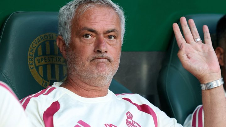 Real Madrid officially present Mourinho in bizarre closed-door ceremony
