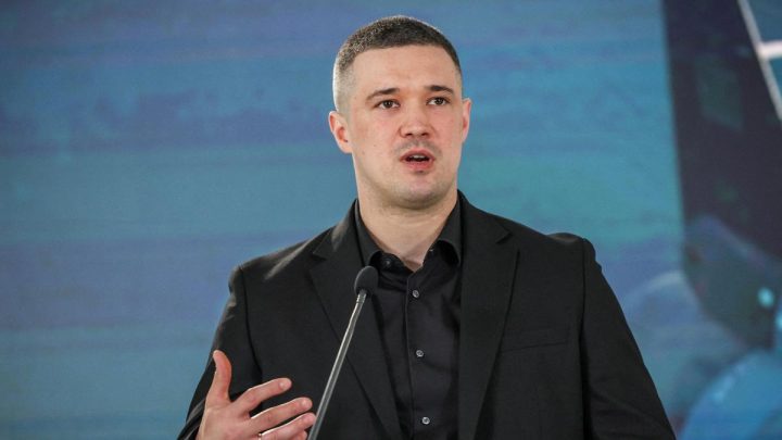 Sacked Ukraine Defence Minister urges path to elections