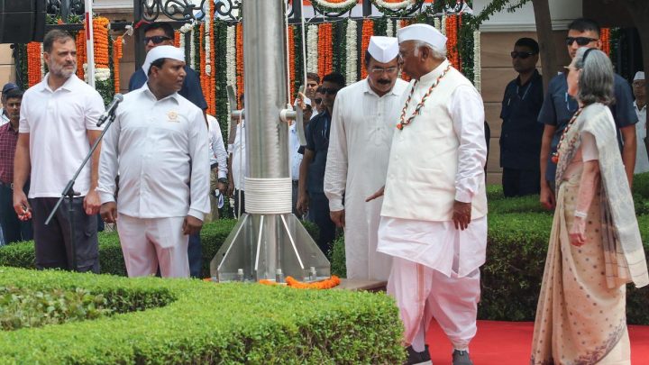 Vande Mataram incident: Delhi Police enquires into complaint against Sonia, Rahul