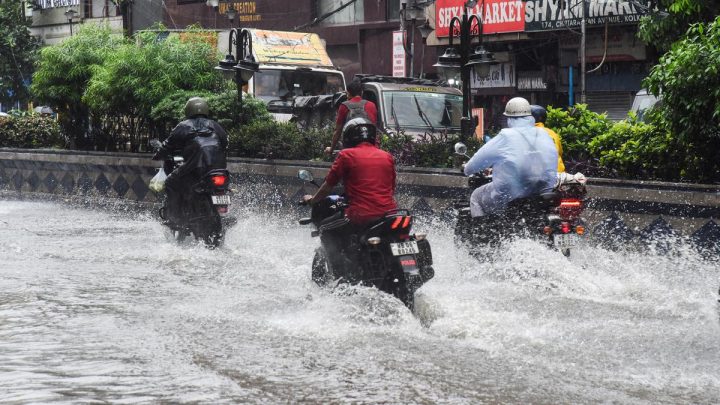Large areas of Kolkata and its surroundings waterlogged due to torrential rains