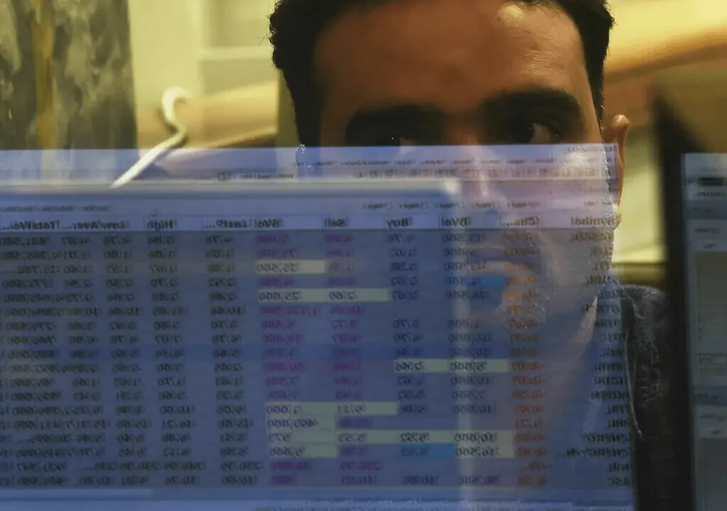 PSX: stocks surge over 800 points in early trade