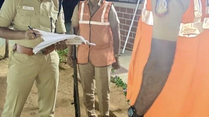 Tirunelveli SP’s surprise visit to check posts, police outposts