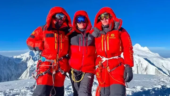 5 women from GB successfully summit Spantik