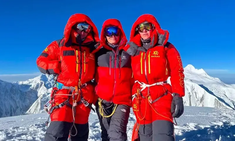 5 women from GB successfully summit Spantik