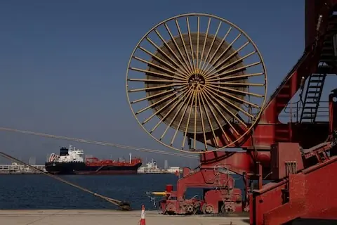 Oil prices extend losses on expectations talks to ease Middle East supply woes