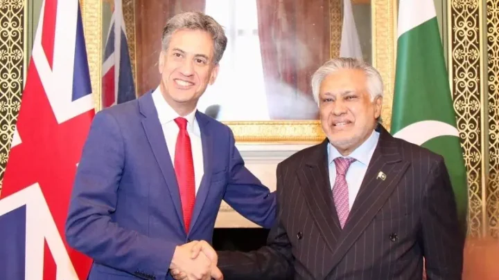 DPM Dar, British foreign secretary discuss Indus Waters Treaty, regional security: FO