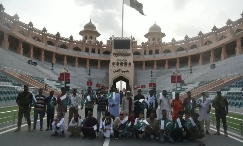 25 Pakistanis return home after release from Indian jails via Wagah border