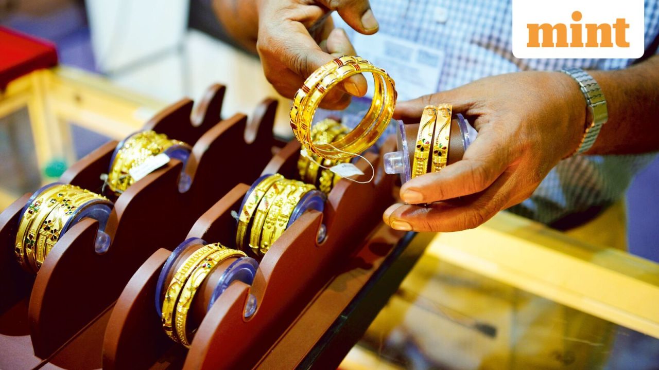 Gold, silver prices drop up to 1% as rising oil prices stoke rate hike fears
