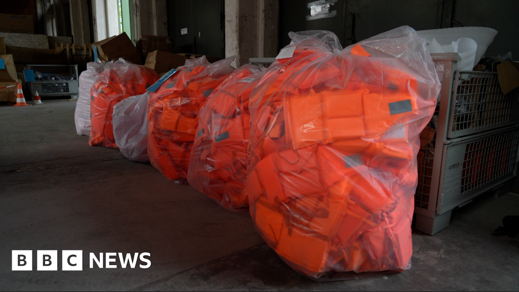 Inside secret police warehouse as Germany targets small boats gangsGerman authorities seize dinghies and life jackets during their first raids under a new law that cracks down on smuggling.12 mins agoEurope