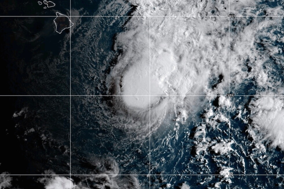 Tropical Storm Moke advances toward Hawaii as winds strengthen