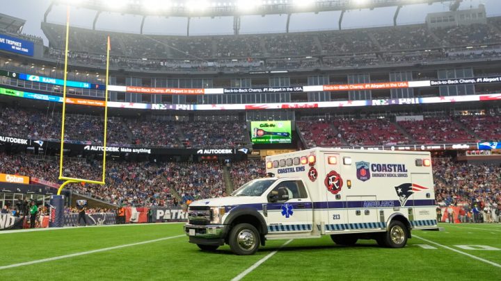 Eagles’ Ja’Quinden Jackson has movement after being taken off in ambulance following injury