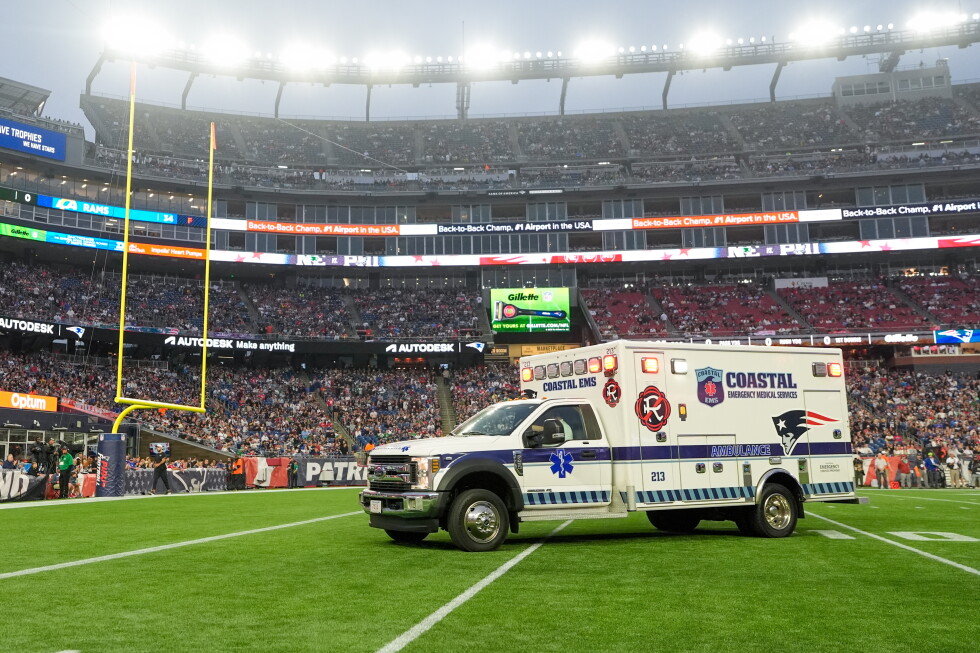 Eagles' Ja’Quinden Jackson has movement after being taken off in ambulance following injury