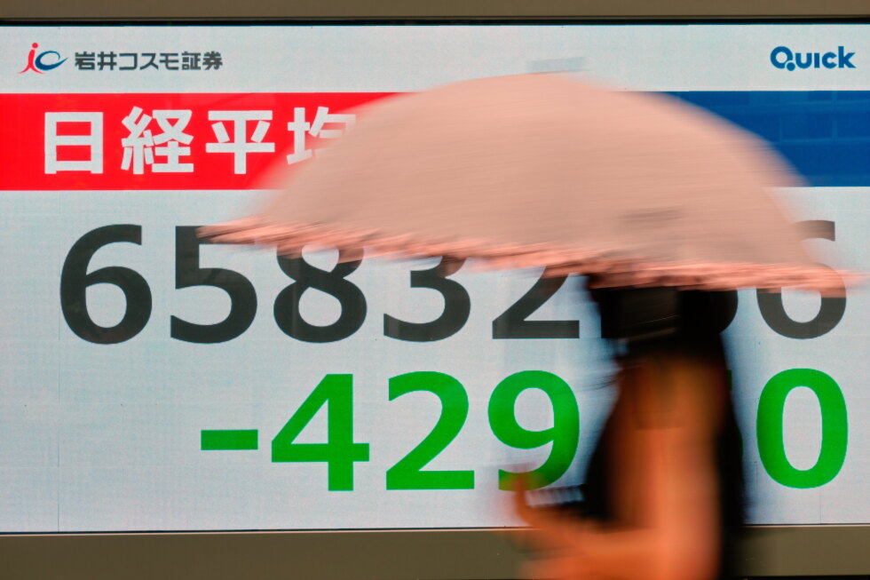 Asian shares meander following US economic updates