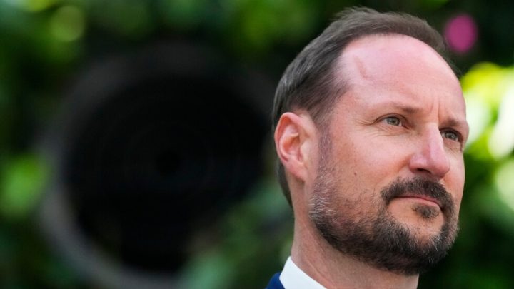 Norway’s crown prince becomes King Haakon VIII after his father’s death