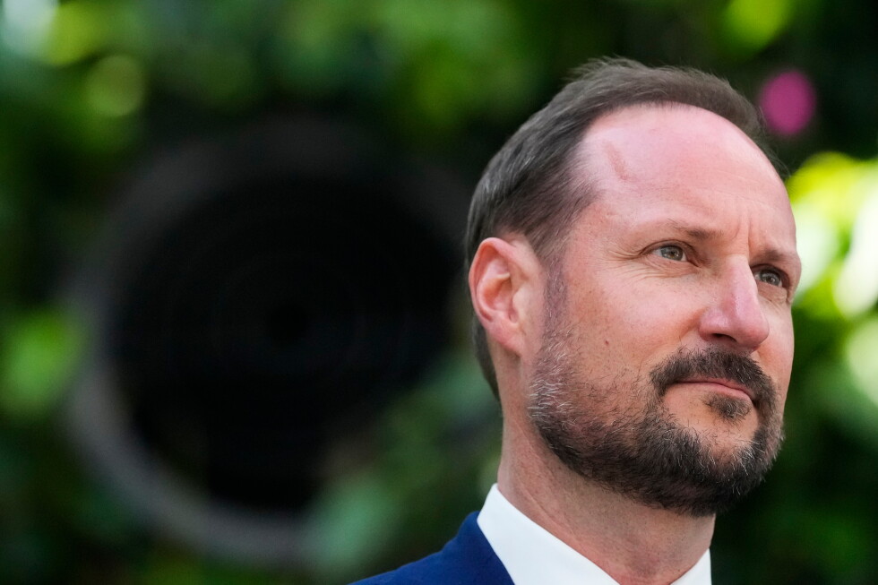 Norway's crown prince becomes King Haakon VIII after his father's death