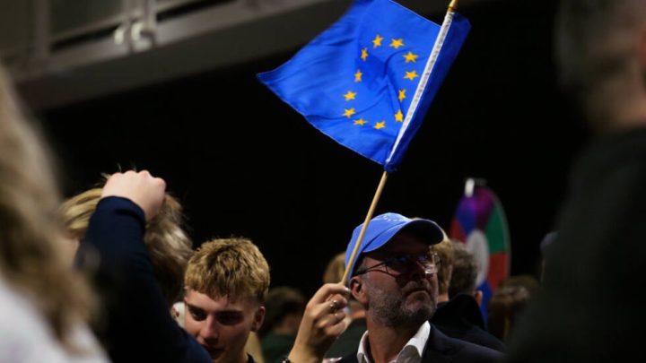 Icelandic voters reject a proposal to restart negotiations to join the European Union