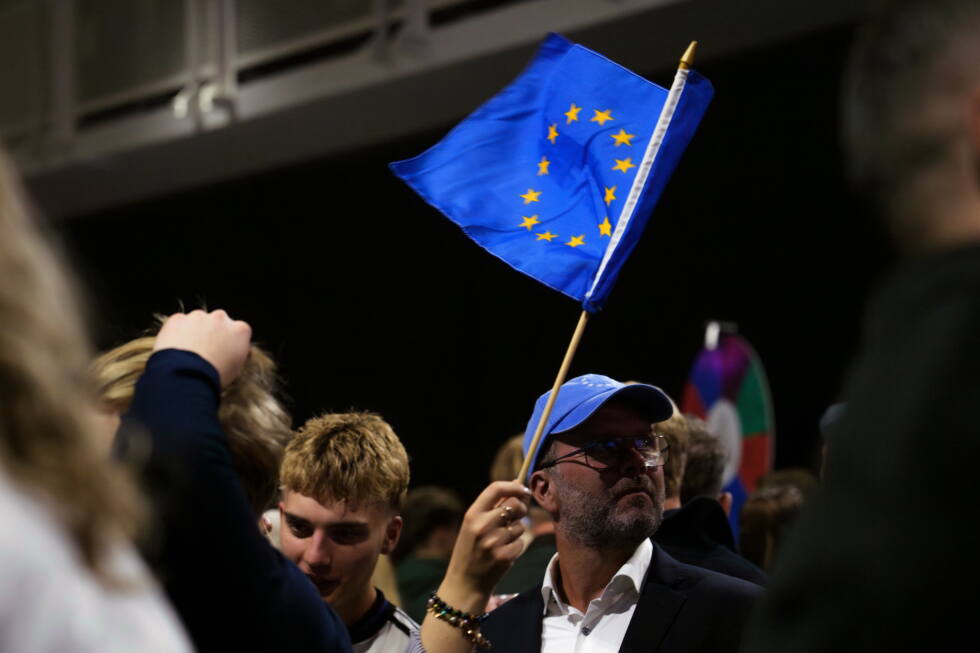 Icelandic voters reject a proposal to restart negotiations to join the European Union