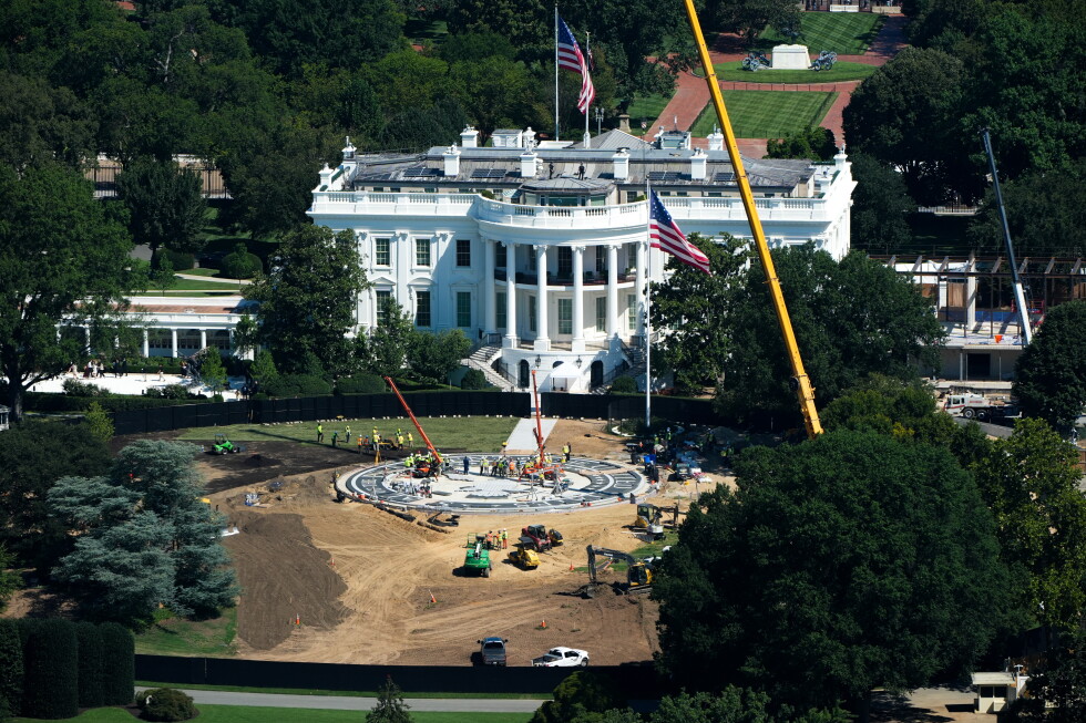 LIVE&nbsp;Supreme Court chief justice allows White House ballroom renovation to continue for now