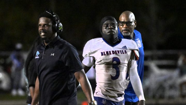 Florida high school football team wins game on unbelievable double-pass Hail Mary