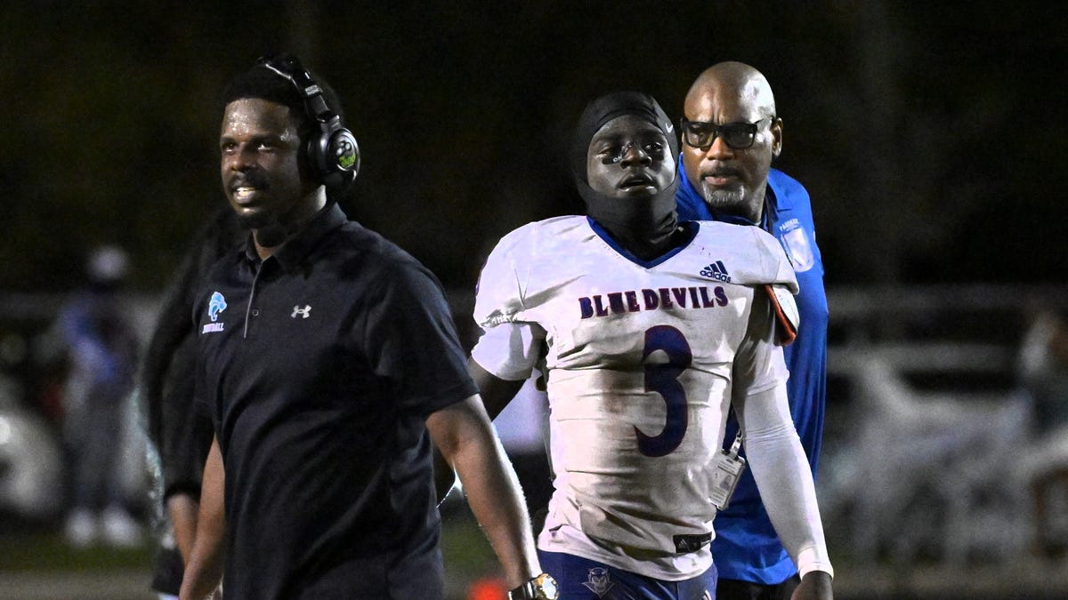 Florida high school football team wins game on unbelievable double-pass Hail Mary