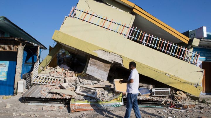 Photos: Search for Indonesia earthquake victims continues