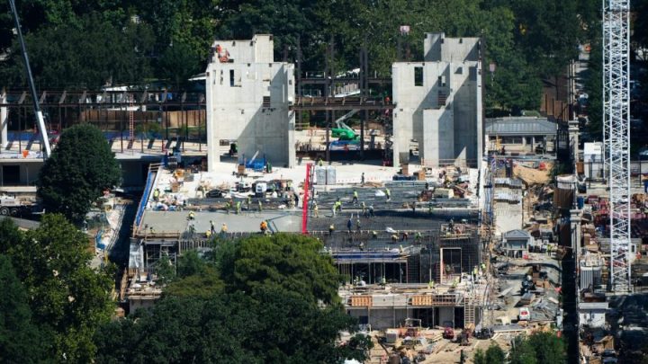 Chief Justice Roberts briefly allows White House ballroom construction 