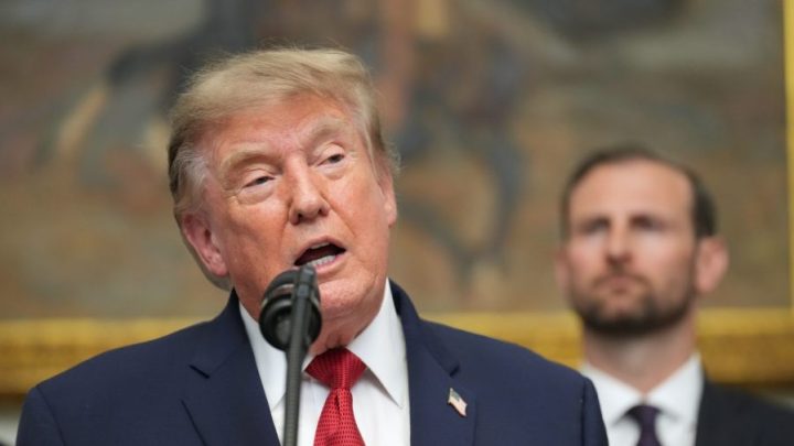 Trump plays down bond market fears, pushes interest rate cuts