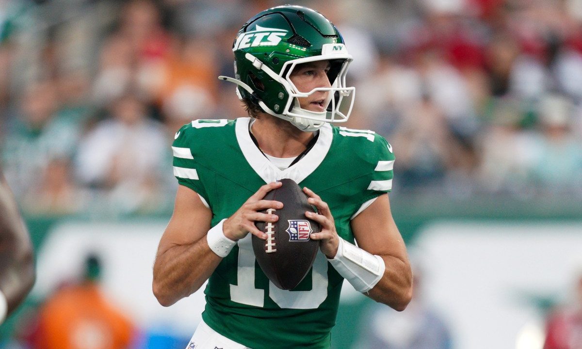 Jets Rookie QB Impresses Aaron Glenn Amid Geno Smith Injury Concern
