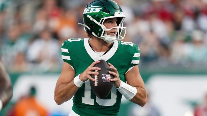 Jets Rookie QB Impresses Aaron Glenn Amid Geno Smith Injury Concern