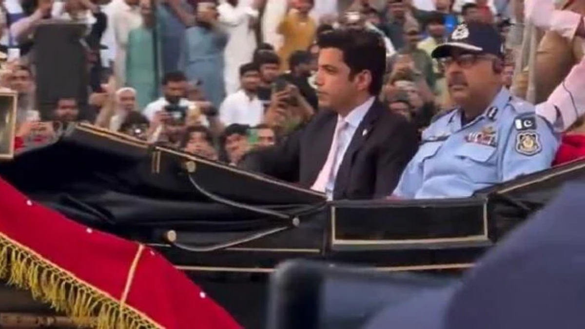 PM Shehbaz takes ‘strict notice’ of officials’ horse-drawn carriage arrival