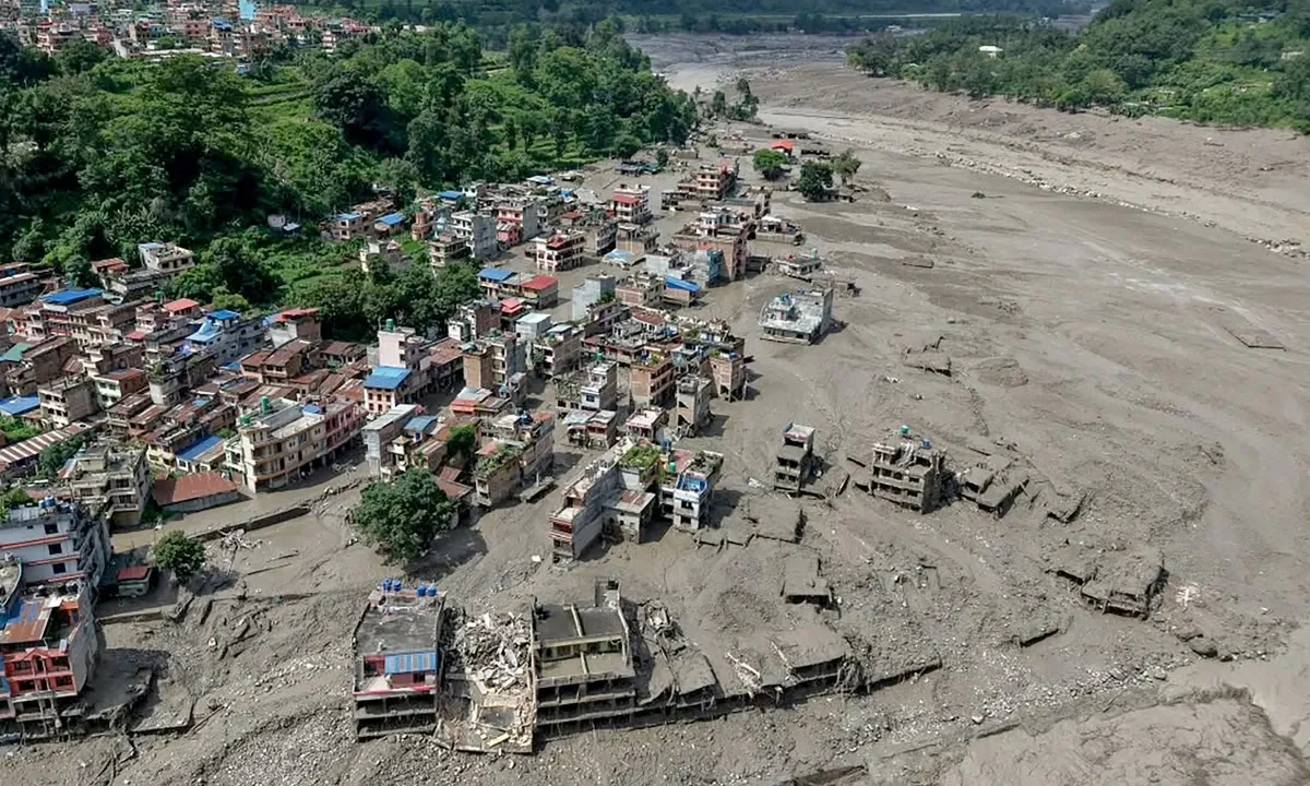 Inundaciones en Nepal y Tíbet: suman 165 muertos, hay 468 turistas desaparecidos; rescatistas buscan en escombros