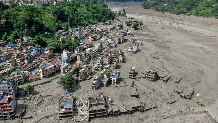 Inundaciones en Nepal y Tíbet: suman 165 muertos, hay 468 turistas desaparecidos; rescatistas buscan en escombros