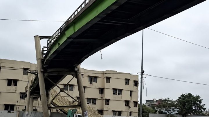 Karachi Pedestrian Bridge at Risk of Collapse After Pillar Destroyed