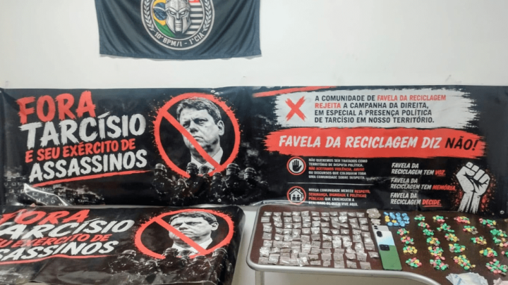Em ocorrência de tráfico, PM encontra faixas de protestos contra Tarcísio