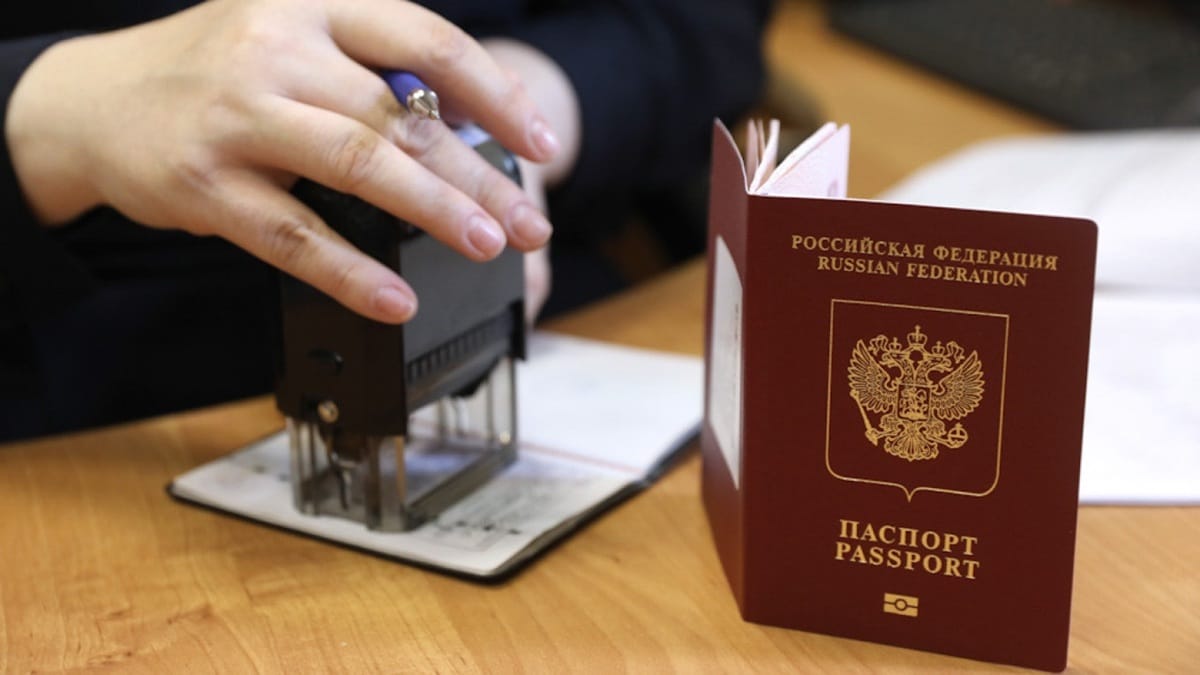 Russia Launches New Visa With Faster Permanent Residence for Foreign Workers