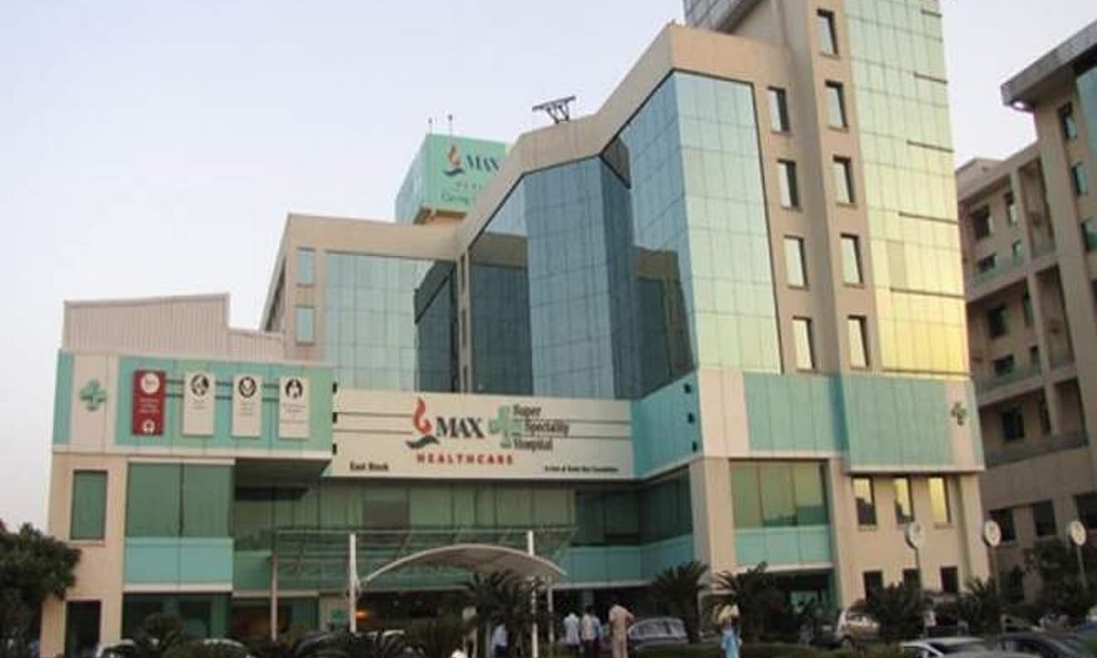 Eight surgeries for four-way paired kidney transplant at Max Hospital