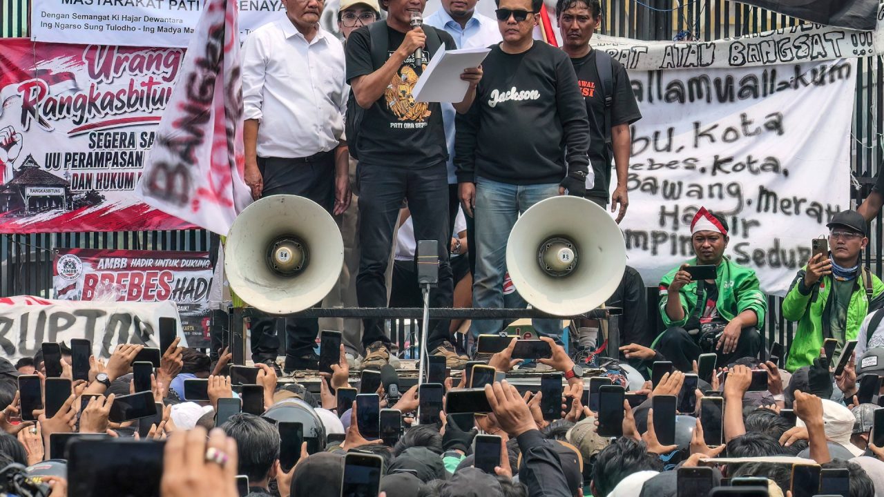 Indonesians march on parliament to demand crackdown on corruption