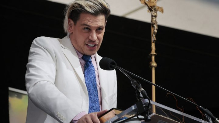 US says far-right provocateur Milo Yiannopoulos has been deported to UK