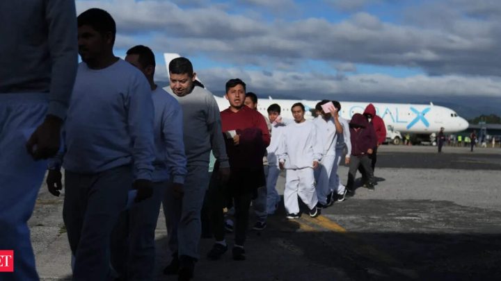 US sends 2,300 deported Mexicans through Guatemala