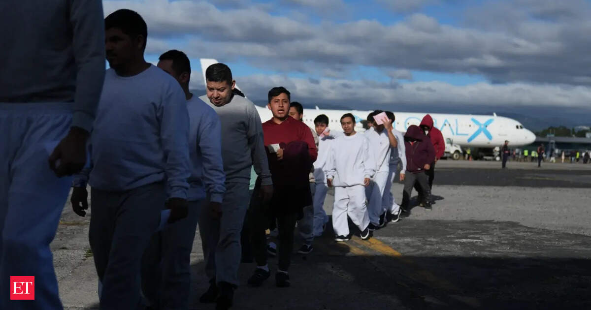 US sends 2,300 deported Mexicans through Guatemala