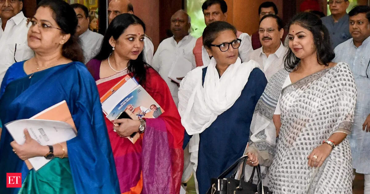 LS Speaker issues notice to rebel TMC MPs