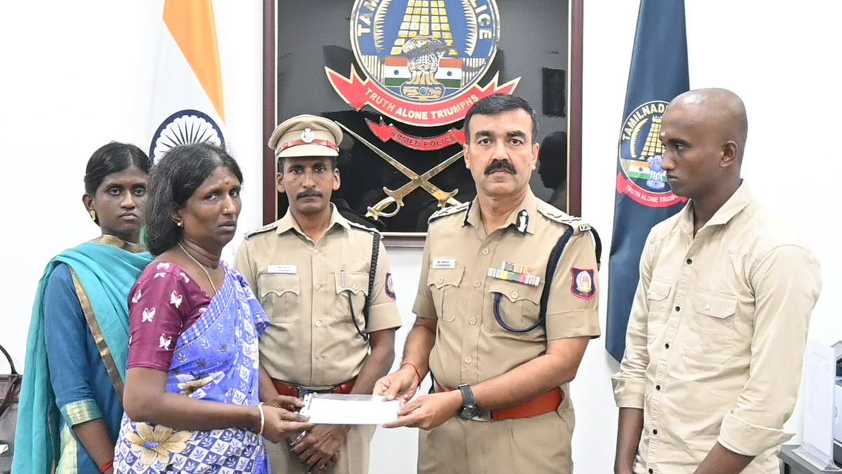 ₹30-lakh solatium handed over to family of police constable who died during Independence Day parade duty