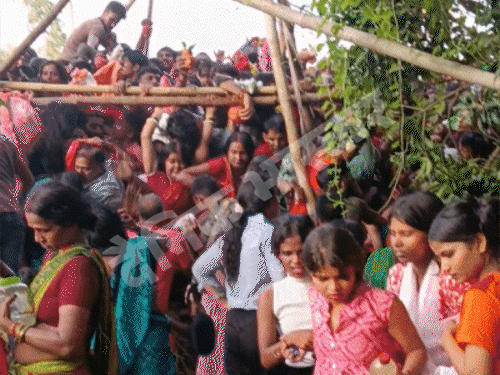 LIVEबिहार के लखीसराय में भगदड़, 7 महिलाओं की मौत: मंदिर में जलाभिषेक के लिए हजारों श्रद्धालु जुटे, करंट फैलने की अफवाह उड़ी2:24Play video