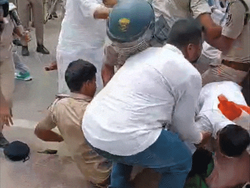 LIVEबिहार- छात्रों के समर्थन में RJD का प्रदर्शन,तेजस्वी हिरासत में: वाटर कैनन चलाई गई, प्रदर्शनकारियों ने बैरिकेडिंग तोड़ी, पुलिस पर बोतलें फेंकीं1:17Play videoलाइव अपडेट्स10 मिनट पहले: तेजस्वी बोले- छात्रों के लिए लड़ता रहूंगा16 मिनट पहले: धरने पर बैठे राजद कार्यकर्ता